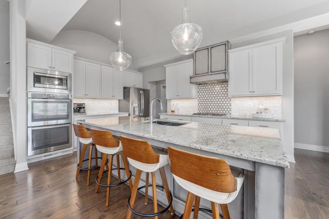 1619 N Lakeside Dr, Andover, KS 67002
