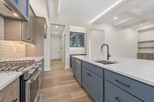 369 N Jackson Heights Ct, Wichita, KS 67206