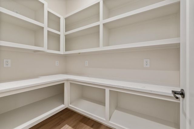 369 N Jackson Heights Ct, Wichita, KS 67206