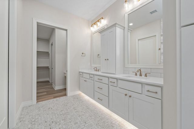 369 N Jackson Heights Ct, Wichita, KS 67206