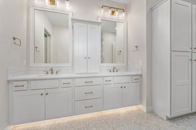 369 N Jackson Heights Ct, Wichita, KS 67206