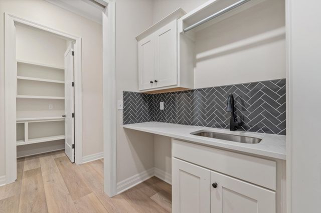 369 N Jackson Heights Ct, Wichita, KS 67206