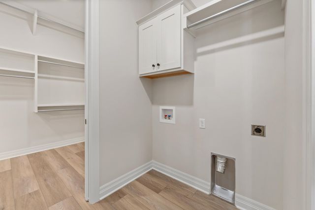 369 N Jackson Heights Ct, Wichita, KS 67206