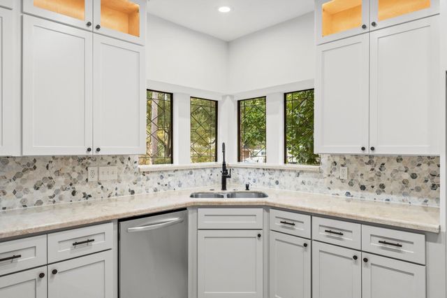 6 Thornhedge Court, The Woodlands, TX 77381