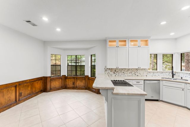 6 Thornhedge Court, The Woodlands, TX 77381