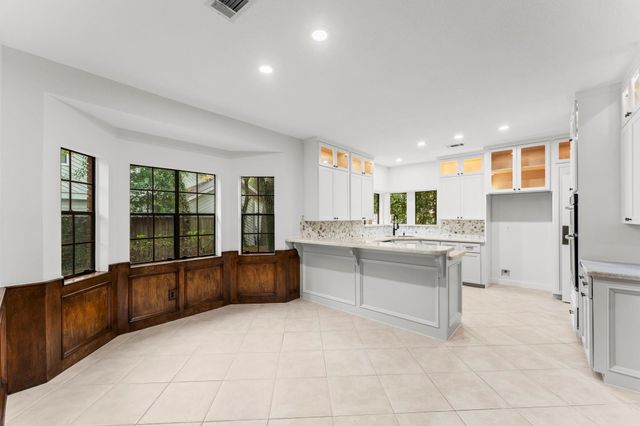 6 Thornhedge Court, The Woodlands, TX 77381