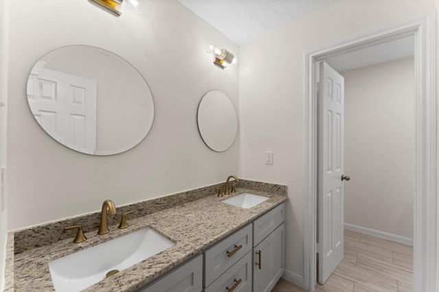 6 Thornhedge Court, The Woodlands, TX 77381