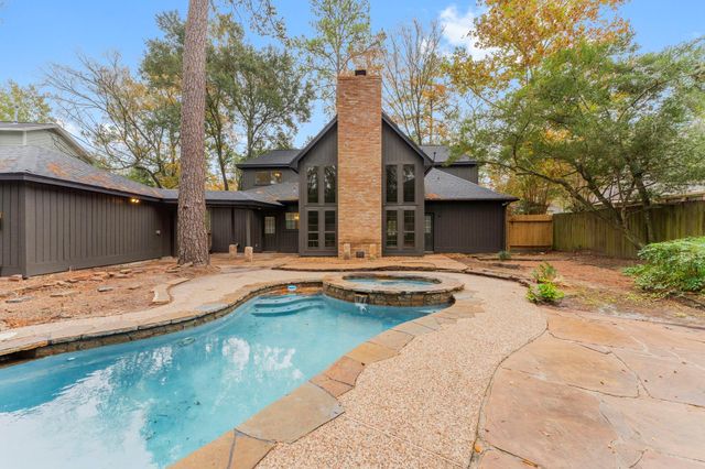 6 Thornhedge Court, The Woodlands, TX 77381