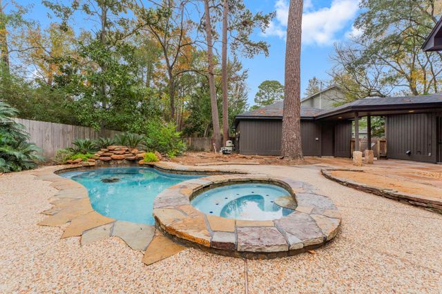 6 Thornhedge Court, The Woodlands, TX 77381