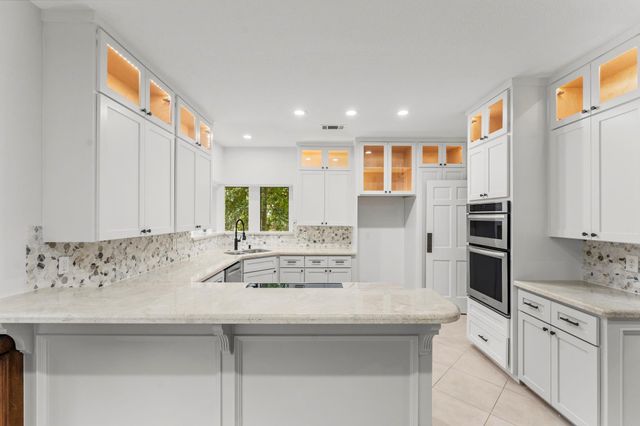 6 Thornhedge Court, The Woodlands, TX 77381