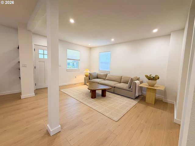10027 Se KNIGHT St, Portland, OR 97266