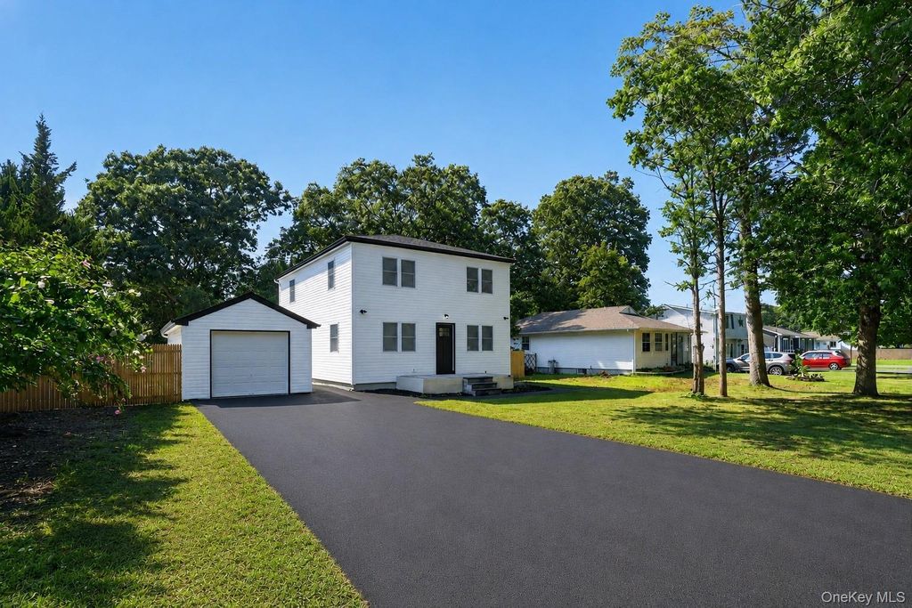 118 Floyd Road, Shirley, NY 11967
