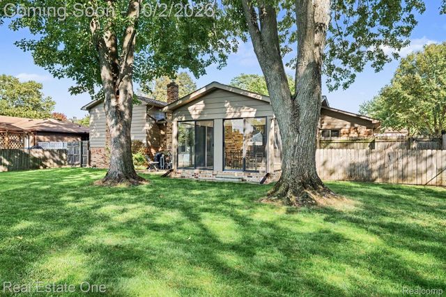 2341 Topaz Drive, Troy, MI 48085