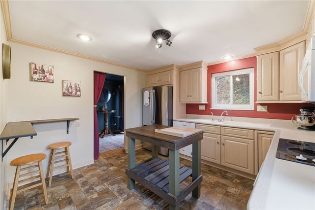 3138 Woodridge Dr, Whitehall, PA 15227