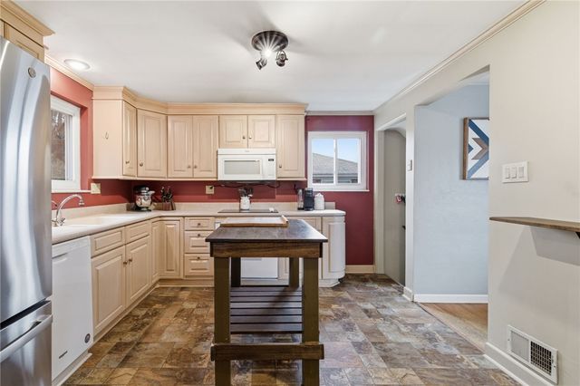 3138 Woodridge Dr, Whitehall, PA 15227