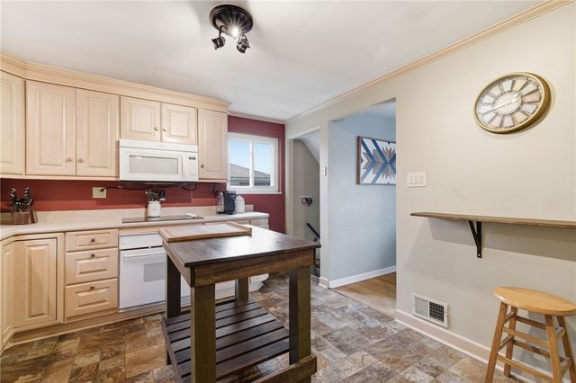 3138 Woodridge Dr, Whitehall, PA 15227