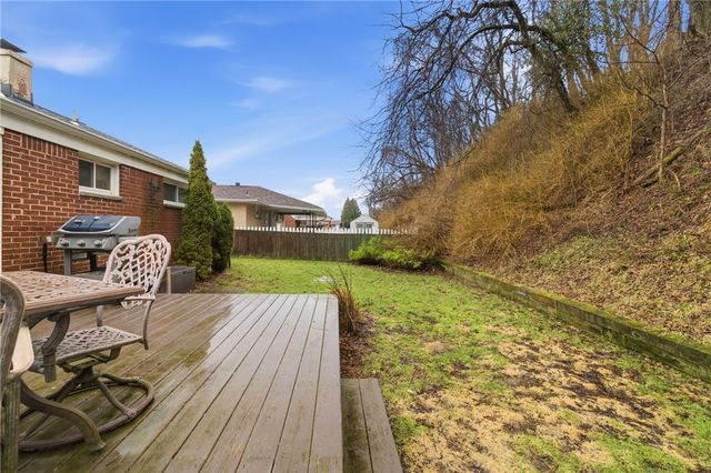 3138 Woodridge Dr, Whitehall, PA 15227