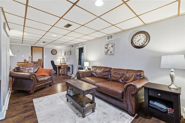 3138 Woodridge Dr, Whitehall, PA 15227