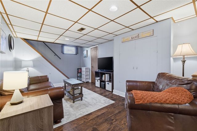 3138 Woodridge Dr, Whitehall, PA 15227