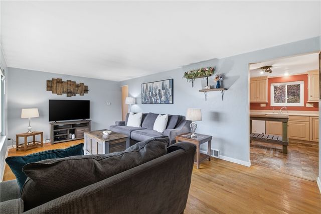 3138 Woodridge Dr, Whitehall, PA 15227