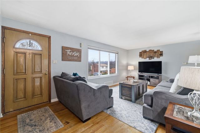 3138 Woodridge Dr, Whitehall, PA 15227