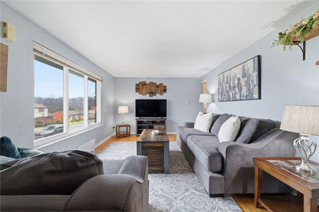 3138 Woodridge Dr, Whitehall, PA 15227