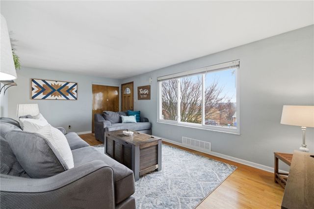 3138 Woodridge Dr, Whitehall, PA 15227