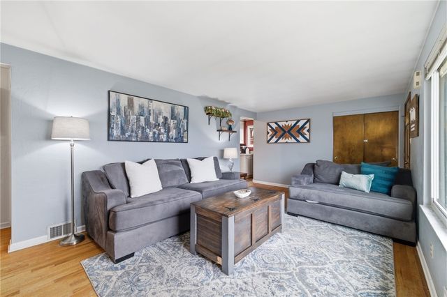 3138 Woodridge Dr, Whitehall, PA 15227