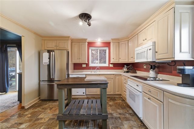 3138 Woodridge Dr, Whitehall, PA 15227