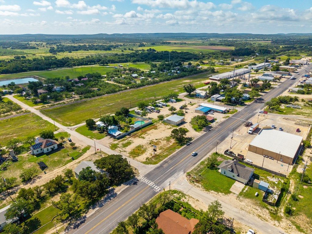Image 3 of property listing at 0 Broadway Street, Mertzon, TX 76941