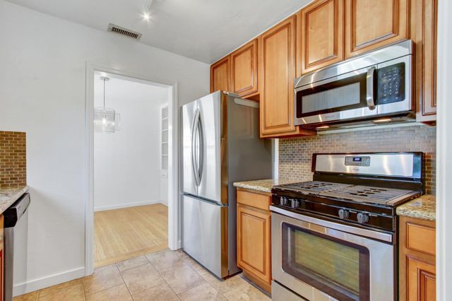 2240 33rd St, Sacramento, CA 95817