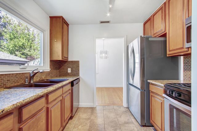 2240 33rd St, Sacramento, CA 95817