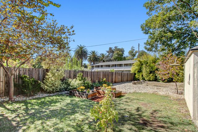2240 33rd St, Sacramento, CA 95817