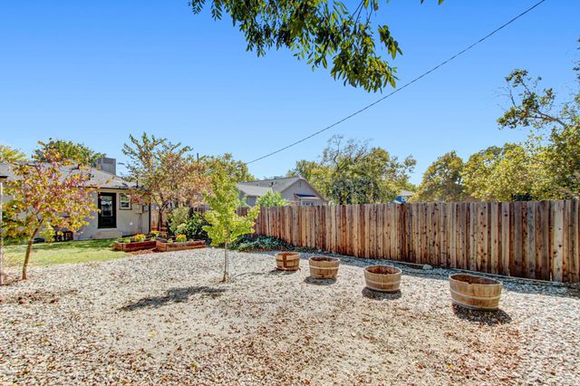 2240 33rd St, Sacramento, CA 95817