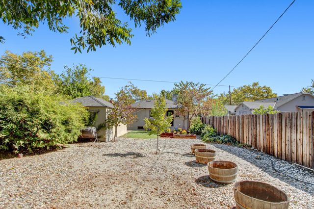 2240 33rd St, Sacramento, CA 95817