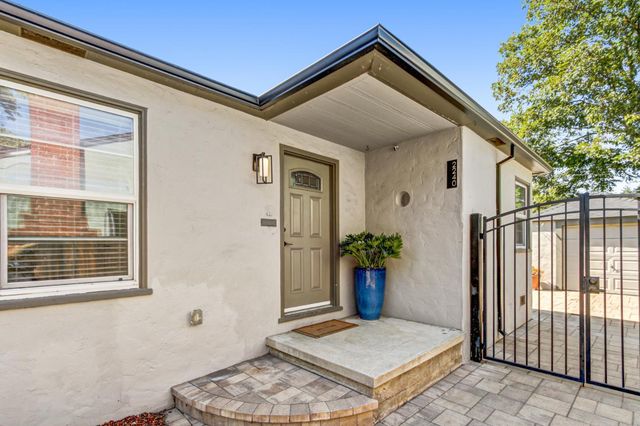 2240 33rd St, Sacramento, CA 95817