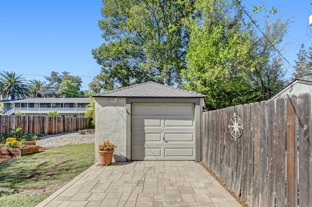 2240 33rd St, Sacramento, CA 95817