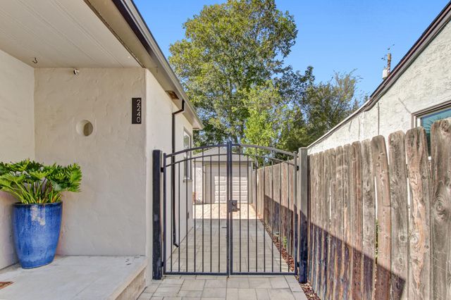 2240 33rd St, Sacramento, CA 95817