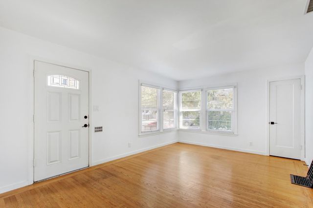2240 33rd St, Sacramento, CA 95817