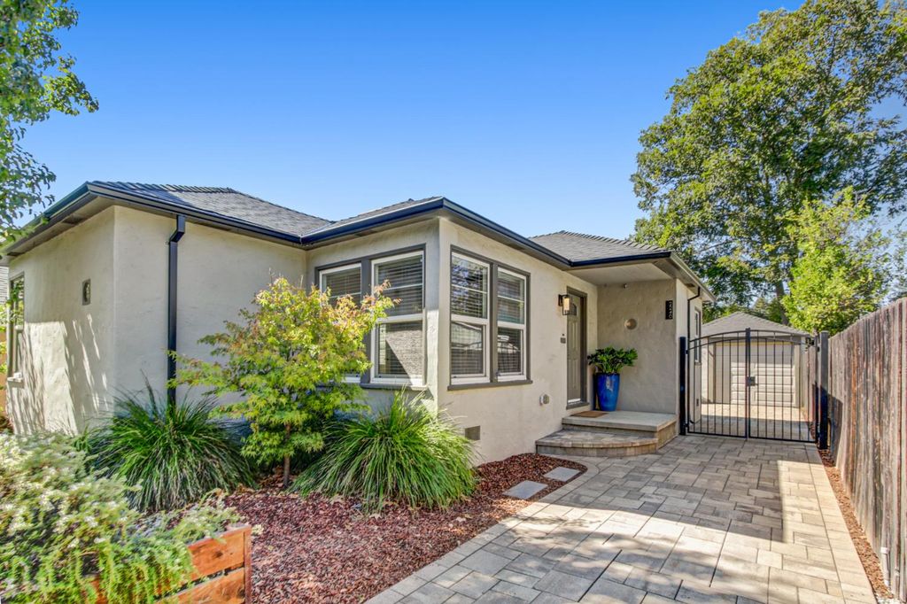 2240 33rd St, Sacramento, CA 95817