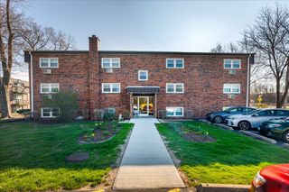 5740 East Avenue 2C, Countryside, IL 60525