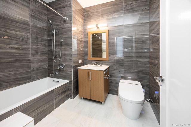 100 Garvies Point Road 1024, Glen Cove, NY 11542