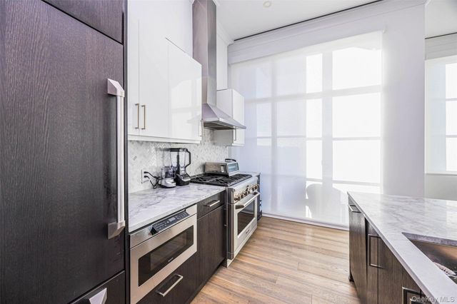 100 Garvies Point Road 1024, Glen Cove, NY 11542