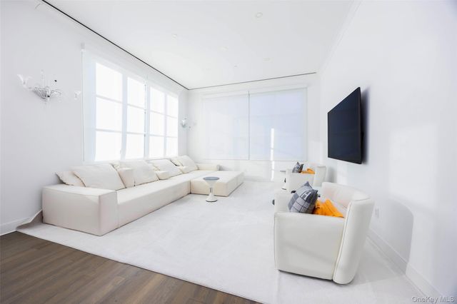 100 Garvies Point Road 1024, Glen Cove, NY 11542