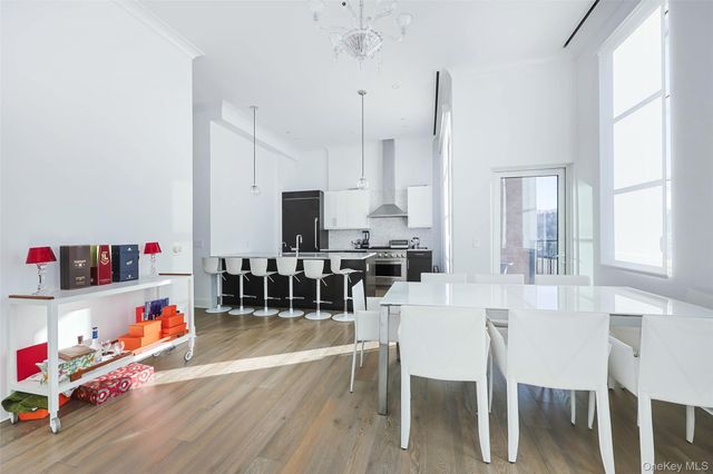 100 Garvies Point Road 1024, Glen Cove, NY 11542