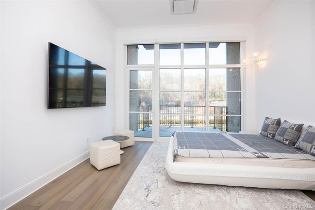 100 Garvies Point Road 1024, Glen Cove, NY 11542