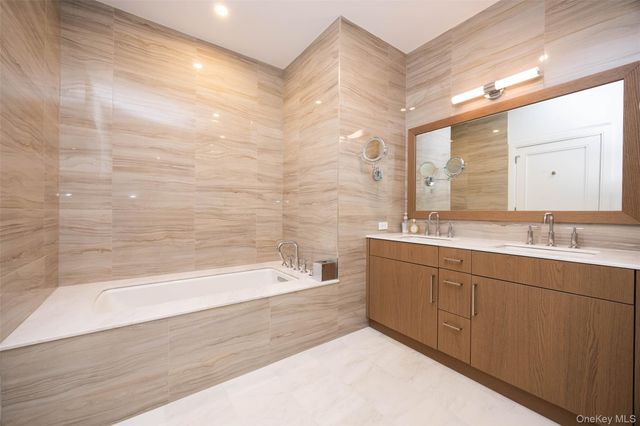 100 Garvies Point Road 1024, Glen Cove, NY 11542