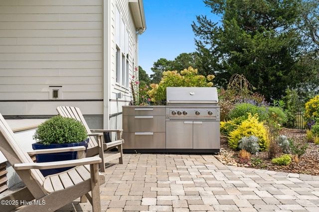 9279 Devaun Pointe Circle, Calabash, NC 28467