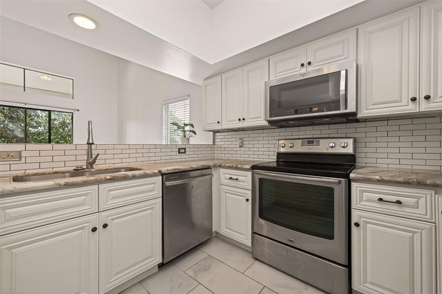 180 April Point Drive S, Conroe, TX 77356