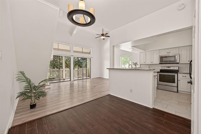 180 April Point Drive S, Conroe, TX 77356